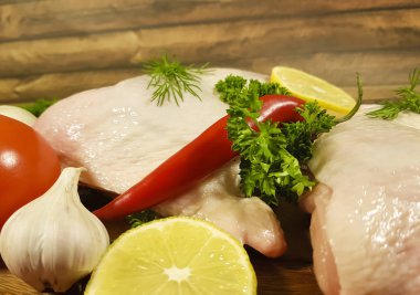 et çiğ tavuk bacak Yeşiller, kırmızı biber biber, domates, limon sarımsak