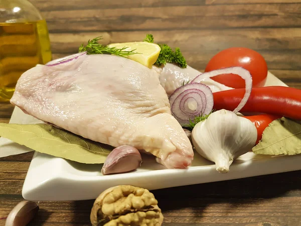 Viande poulet cru cuisses vertes, piment rouge, tomate, ail citron, grenade, noix, oignon, nature morte, huile — Photo