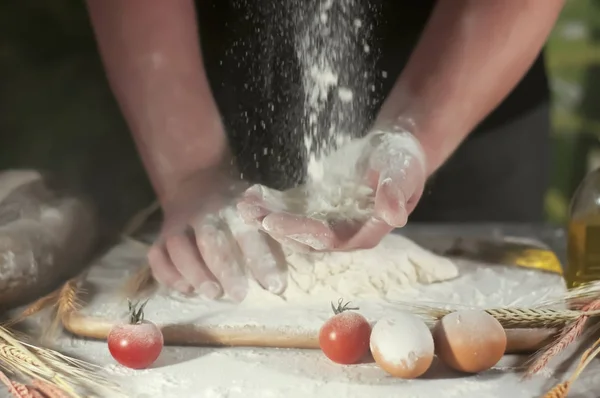 Man baker handen, kneedt deeg en het maken van brood, boter, tomaat bloem — Stockfoto