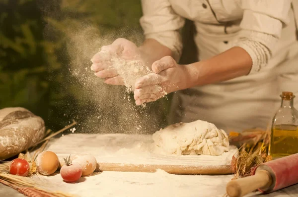 Donna panettiere mani, impasta pasta e fare il pane — Foto Stock