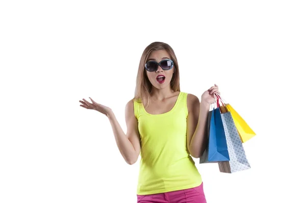 Menina com sacos de compras sorrindo - isolado no fundo branco — Fotografia de Stock