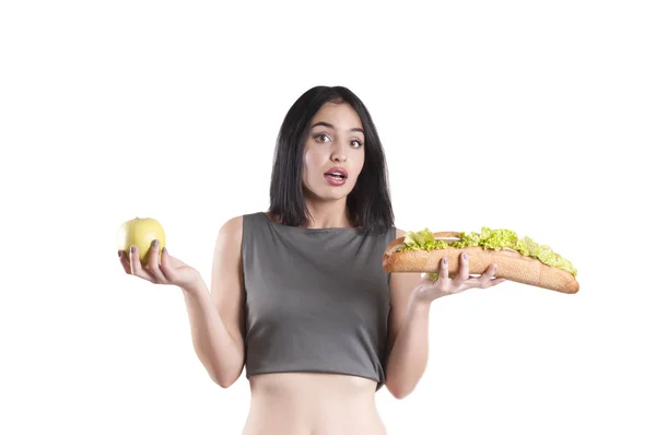 Красивая спортивная девушка яблоко и сэндвич выбор изолирован — стоковое фото