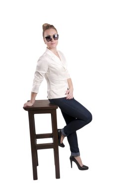 Güzel bir iş kadını izole bir sandalyeye gözlüklü portresi