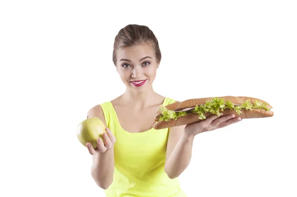 Красивая спортивная девушка с яблоком и сэндвичем — стоковое фото