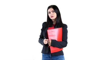 bir kırmızı klasör ve kalem ile genç bir işkadını portresi