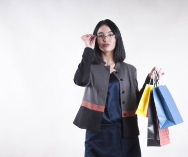 paketleri izole sürpriz alışveriş için güzel kızla