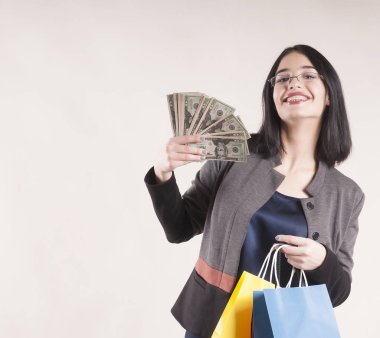 güzel kız parantez ile para ve alışveriş torbaları