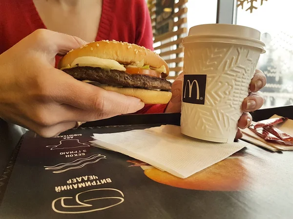 Dezembro 2017 Ucrânia Kiev Mulher Segurando Cheeseburger Copo Café Restaurante — Fotografia de Stock