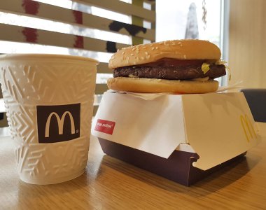 7 Aralık 2017 Ukrayna Kiev hamburger bir kutu ve kahve'de bir tabloda bir Mcdonald's Restoran