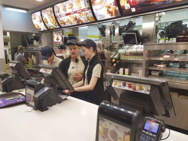 5 Aralık 2017 Ukrayna Kiev kafe Mcdonald işçi çıkış sayacı