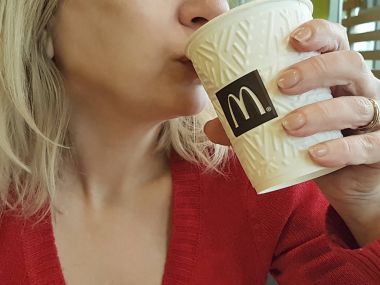 7 Aralık 2017 Ukrayna Kiev kafe Mcdonald kız kahve içiyor.