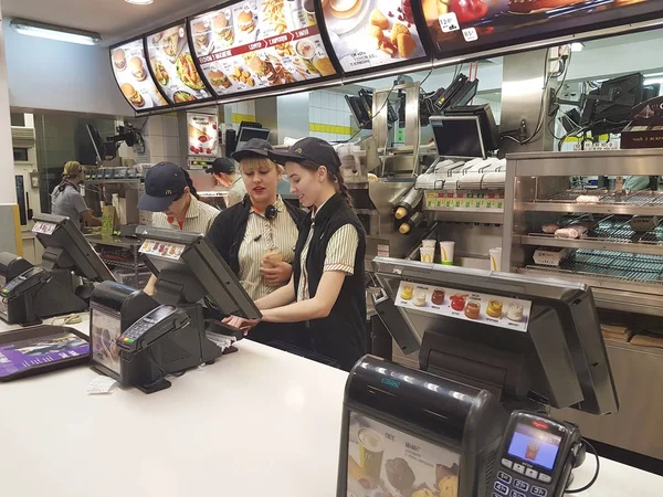 December 2017 Ukrajna Kijev Café Mcdonald Munkavállalók Pénztár Pult — Stock Fotó