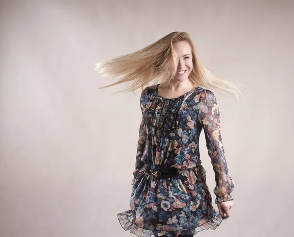 yetişkin kadın izole dans