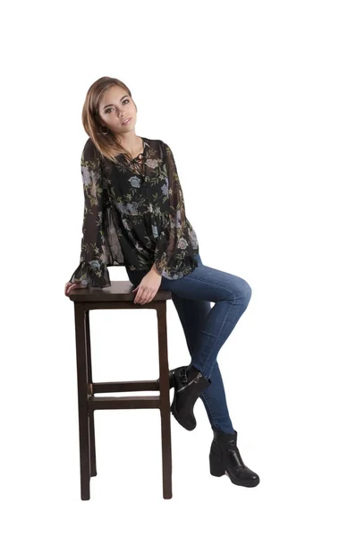 Belle Fille Jeans Assoit Sur Une Chaise — Photo
