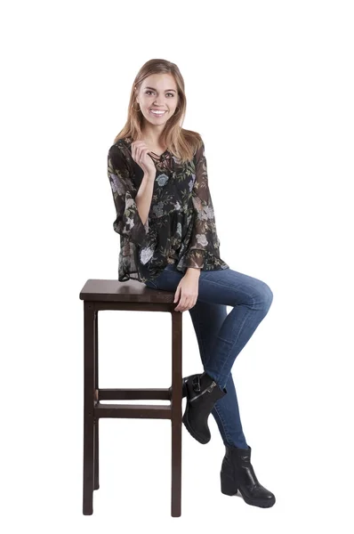 Piękne Dziewczyny Dżinsy Siedzi Krześle — Zdjęcie stockowe