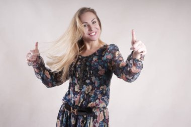 kadın duygu eller izole başparmak yukarı