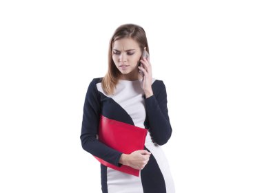 genç güzel iş kadını telefonla birlikte izole kırmızı bir klasör ile sorun