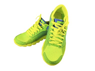 Yeşil spor ayakkabı izole futbol