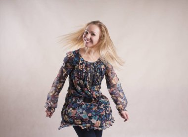 mutlu kadın dans stüdyosu