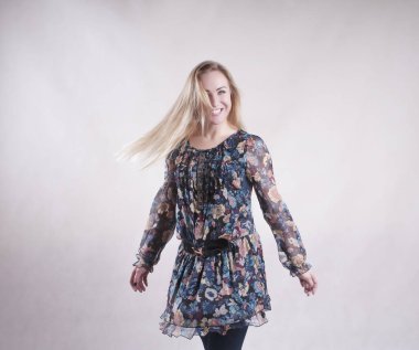 mutlu kadın dans stüdyosu