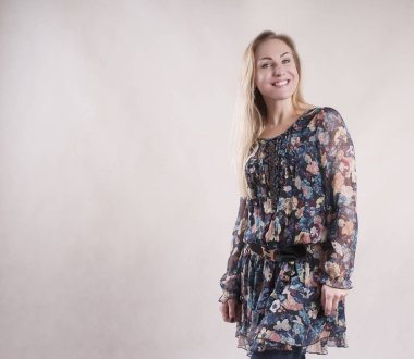 güzel zarif sarışın kadın stüdyo