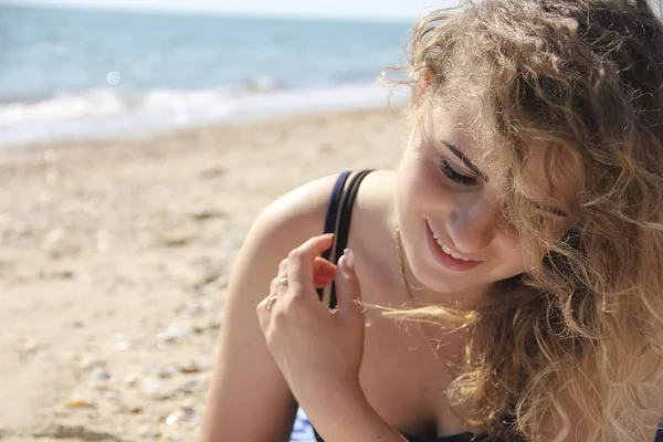 Hermosa Chica Joven Pelo Rizado Retrato Playa Mar — Foto de Stock