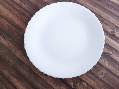 beyaz boş, koyu renk ahşap bir tabak