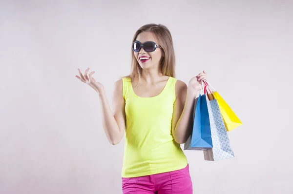 Óculos Sol Menina Bonita Sacos Compras Verão — Fotografia de Stock