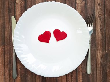 çatal ve bıçak tabak beyaz kalp ahşap