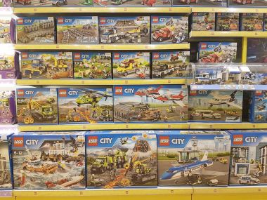 10 Aralık 2017 Ukrayna Kiev vitrin, Lego tasarımcı alışveriş merkezinde