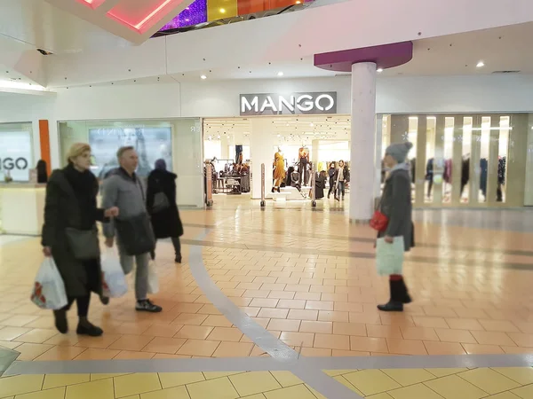 2017年12月10日乌克兰基辅内部的购物中心 商店芒果 — 图库照片