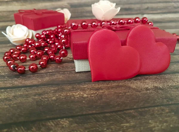 Červené Srdce Dárkové Krabičce Korálky Dřevěné Pozadí — Stock fotografie