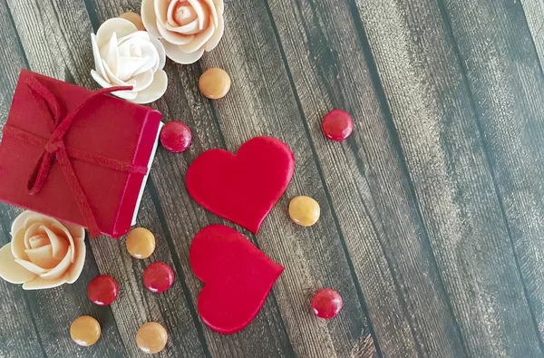 Červené Srdce Dárkové Krabice Dřevěné Pozadí Candy — Stock fotografie