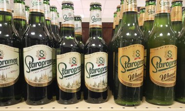 18 Ocak 2018 Kiev Ukrayna bira Staropramen Vitrini