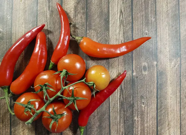 Piments Rouges Tomate Sur Bois — Photo