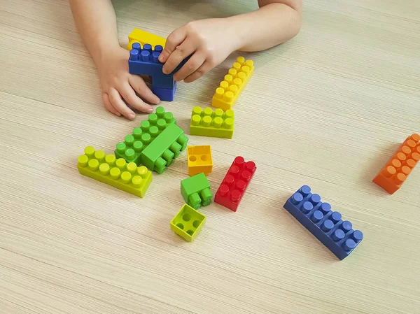 Manos Niños Con Ladrillos Plástico Colores — Foto de Stock