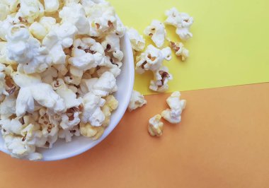 renkli bir arka plan üzerinde patlamış mısır