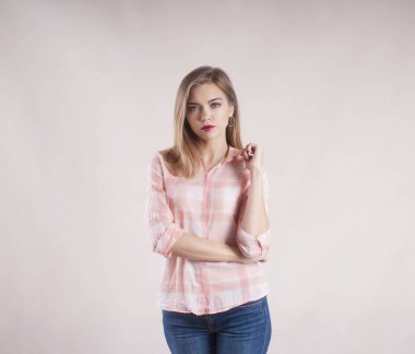 güzel kız kot pantolon ve gömlek ciddi