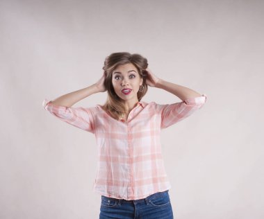 bir gömlek ve pantolon stüdyoda güzel kız