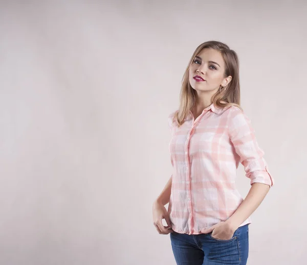 Hermosa Chica Una Camisa Jeans Estudio — Foto de Stock