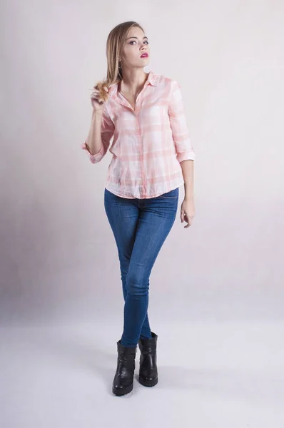 Piękna Dziewczyna Studio Koszula Jeansy — Zdjęcie stockowe