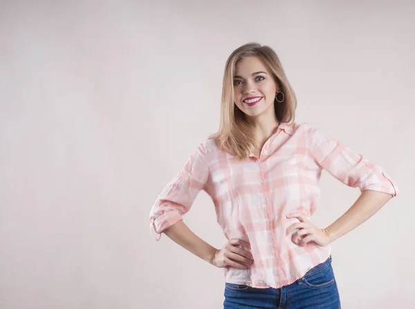 Hermosa Chica Una Camisa Jeans Estudio — Foto de Stock