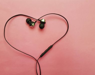 kulaklık pembe arka plan, kalp
