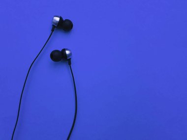 Renkli bir arkaplanda kulaklık