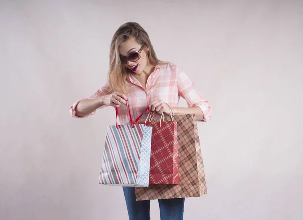 Menina Bonita Com Sacos Compras Jeans Estúdio Óculos Sol — Fotografia de Stock