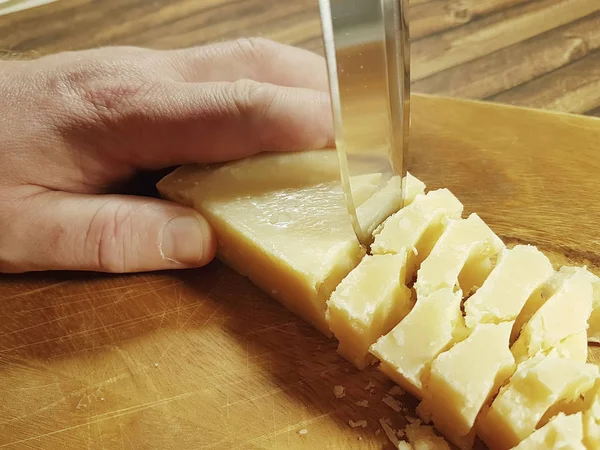 Mãos Cortam Queijo Parmesão Faca — Fotografia de Stock