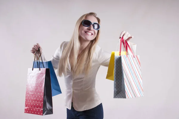 Mulher Com Uma Jaqueta Óculos Sol Com Pacotes Para Compras — Fotografia de Stock