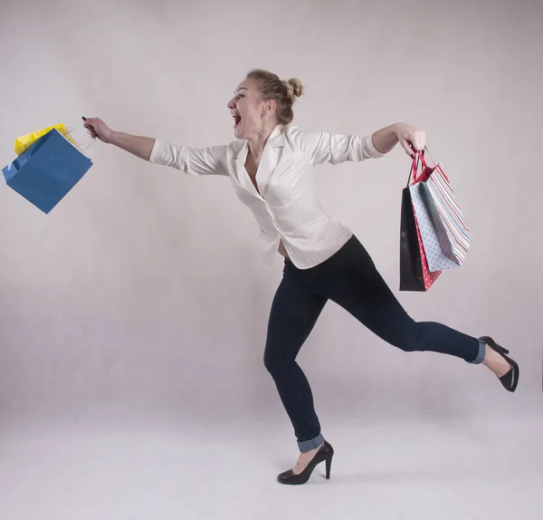 Donna Con Una Giacca Pacchetti Shopping Corre Studio — Foto Stock