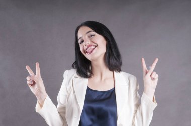 güzel kız işareti victoria portre parantez gri arka plan