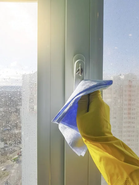 Vrouwelijke Hand Gele Handschoenen Venster Met Een Blauw Doek Glas — Stockfoto